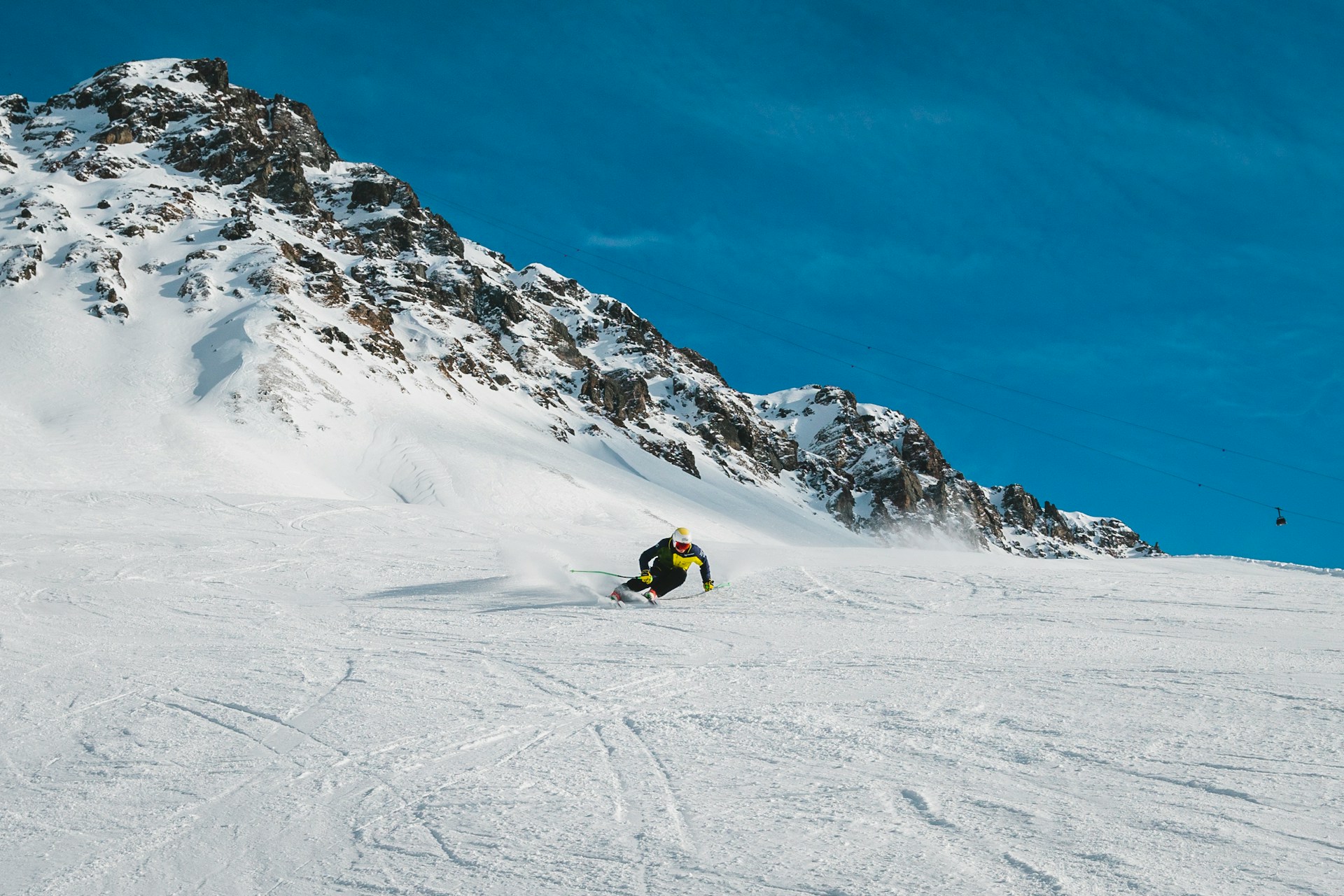 Skieur piste Val d'Isère – Location matériel Neva