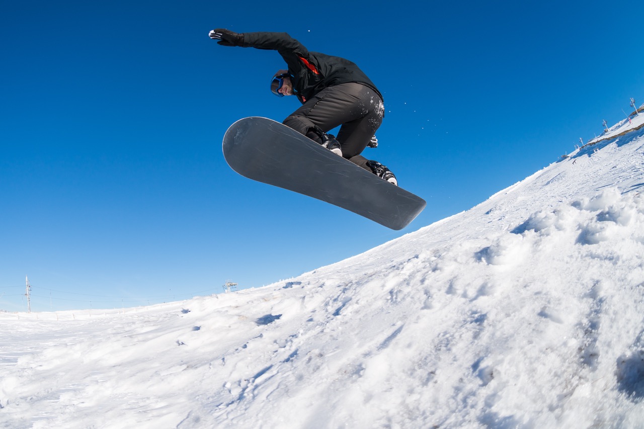 Snowboard à Val d'Isère 64 Snowboarder saut Val d'Isère – Cours snowboard Neva
